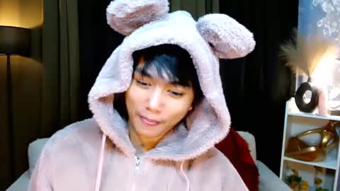 Snapshot of mister_officer chatting on December 8, 12:08 pm SAINT SACHI will make your day online show from December 8, 12:08 pm