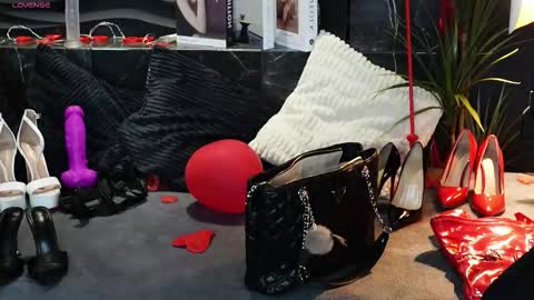 Darsy online show from February 18, 1:51 pm