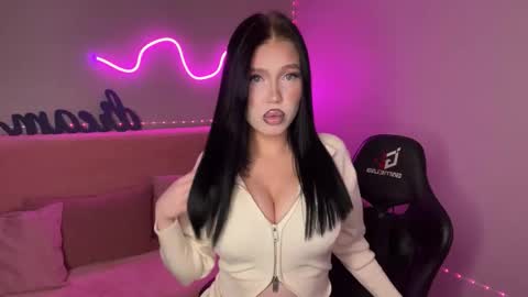 Mia online show from November 13, 10:25 am