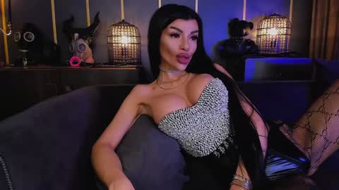 Elenia online show from December 7, 1:29 pm