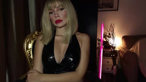 Snapshot of mistressfindom chatting on October 5, 10:51 pm Goddess Katerina online show from October 5, 10:51 pm