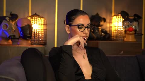 Snapshot of mistresskellykent chatting on April 26, 9:45 pm Mistress Kelly online show from April 26, 9:45 pm