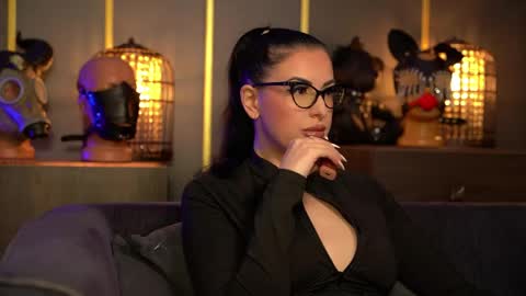 Snapshot of mistresskellykent chatting on May 29, 11:25 pm Mistress Kelly online show from May 29, 11:25 pm