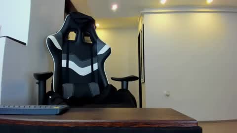 Snapshot of mistresskenda chatting on March 1, 5:37 pm Mistress KiRa online show from March 1, 5:37 pm