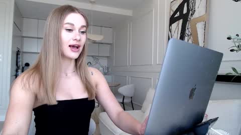 Snapshot of mistressuniverse chatting on March 3, 10:21 am mistressuniverse online show from March 3, 10:21 am