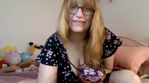 Snapshot of misty_reine chatting on January 24, 3:32 am misty_reine online show from January 24, 3:32 am