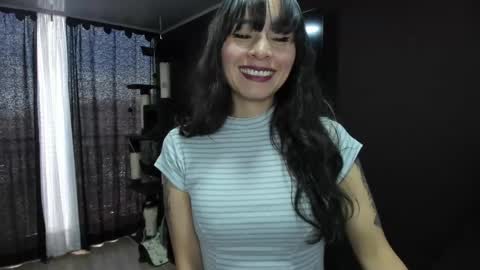 Snapshot of mistymooon chatting on May 20, 4:02 pm Emma online show from May 20, 4:02 pm