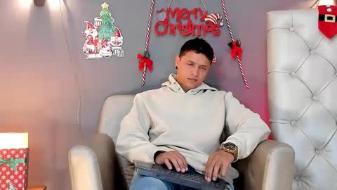 Snapshot of mitchellburns chatting on December 15, 4:18 am mitchell online show from December 15, 4:18 am