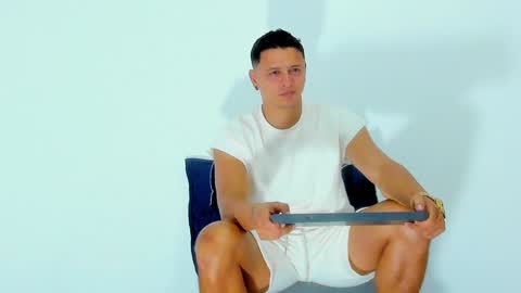 Snapshot of mitchellburns chatting on December 25, 12:59 am mitchell online show from December 25, 12:59 am