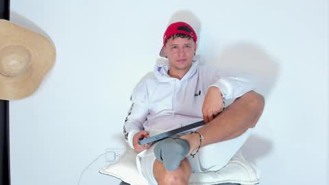 Snapshot of mitchellburns chatting on February 15, 5:19 am mitchell online show from February 15, 5:19 am