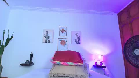 Snapshot of miwa_cutte chatting on February 11, 11:01 pm Miwa online show from February 11, 11:01 pm