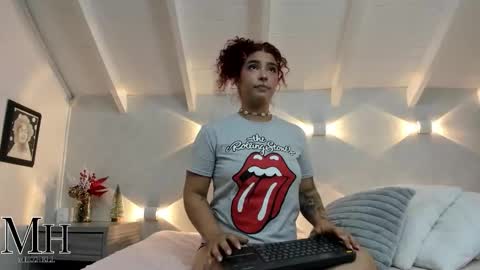 mizzhell_ online show from December 18, 3:34 am