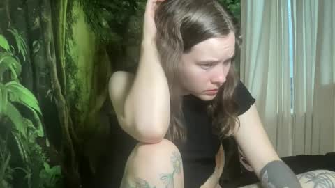 Snapshot of mo0n_goddess chatting on December 17, 12:27 am Misty online show from December 17, 12:27 am