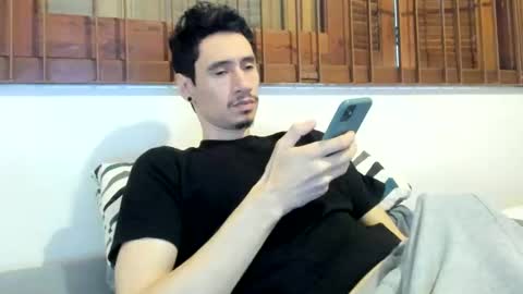 Snapshot of moderdelier chatting on January 4, 9:52 pm DigBreed online show from January 4, 9:52 pm