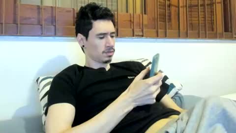 Snapshot of moderdelier chatting on January 5, 12:52 am DigBreed online show from January 5, 12:52 am