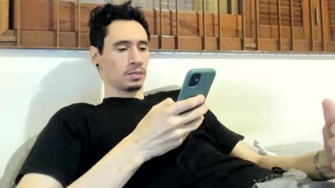 Snapshot of moderdelier chatting on February 15, 12:26 am DigBreed online show from February 15, 12:26 am