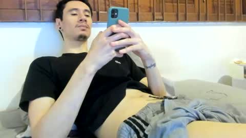 Snapshot of moderdelier chatting on February 15, 3:52 am DigBreed online show from February 15, 3:52 am