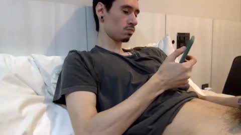 Snapshot of moderdelier chatting on March 7, 1:42 am DigBreed online show from March 7, 1:42 am