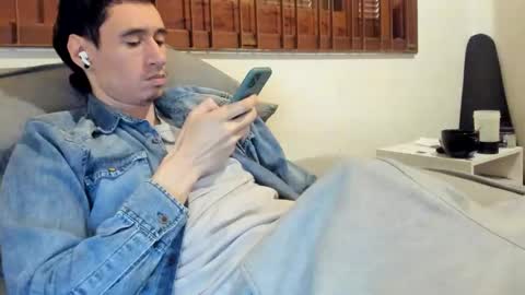 Snapshot of moderdelier chatting on November 1, 7:27 pm DigBreed online show from November 1, 7:27 pm