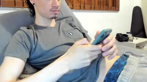 Snapshot of moderdelier chatting on November 11, 1:27 am DigBreed online show from November 11, 1:27 am