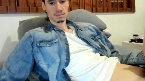 Snapshot of moderdelier chatting on November 23, 6:52 pm DigBreed online show from November 23, 6:52 pm