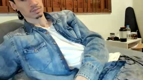 Snapshot of moderdelier chatting on November 24, 11:10 am DigBreed online show from November 24, 11:10 am