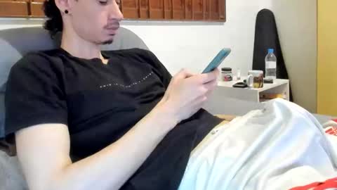 Snapshot of moderdelier chatting on November 25, 2:11 am DigBreed online show from November 25, 2:11 am