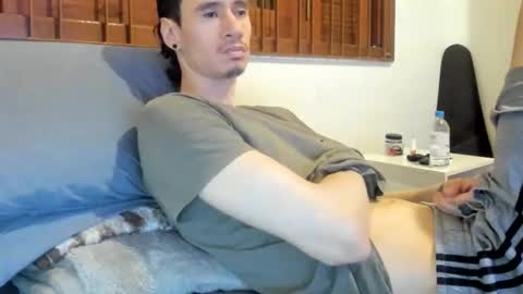 Snapshot of moderdelier chatting on November 26, 1:17 am DigBreed online show from November 26, 1:17 am