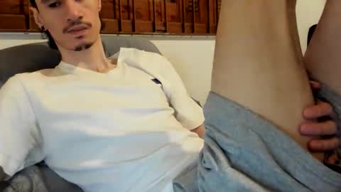 Snapshot of moderdelier chatting on December 16, 12:21 pm DigBreed online show from December 16, 12:21 pm