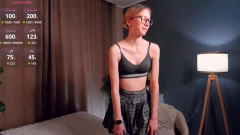 Laura online show from December 3, 1:35 am