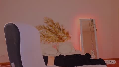 Snapshot of mol1y_kitten chatting on December 9, 12:01 am Molly online show from December 9, 12:01 am