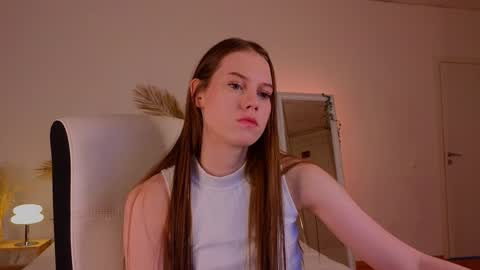 Snapshot of mol1y_kitten chatting on December 20, 12:30 am Molly online show from December 20, 12:30 am