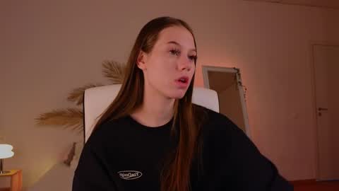 Snapshot of mol1y_kitten chatting on December 20, 9:50 pm Molly online show from December 20, 9:50 pm