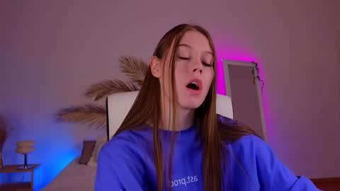 Snapshot of mol1y_kitten chatting on December 22, 1:23 am Molly online show from December 22, 1:23 am