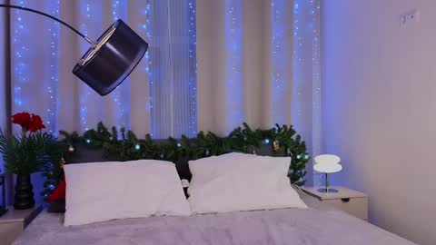 Snapshot of mol1y_kitten chatting on December 25, 9:43 pm Molly online show from December 25, 9:43 pm