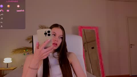 Snapshot of mol1y_kitten chatting on February 26, 1:00 am Molly online show from February 26, 1:00 am