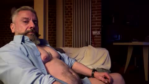 molitsrymale69 online show from December 4, 2:32 am