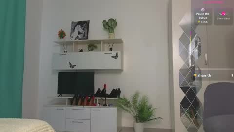 molliblum online show from June 3, 2:19 pm