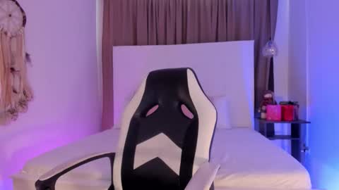 Snapshot of molly_beckers chatting on November 18, 3:27 pm online show from November 18, 3:27 pm