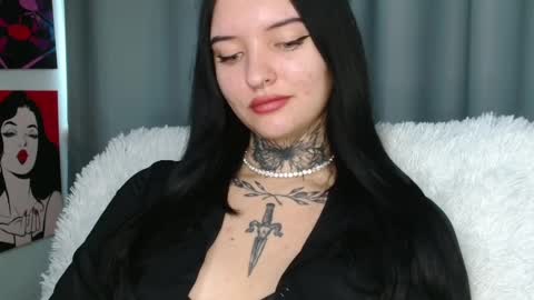 Snapshot of molly_montanaaa chatting on December 2, 9:24 am Lina online show from December 2, 9:24 am