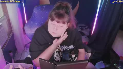 Snapshot of molly_moons chatting on September 13, 10:31 pm molly_moons online show from September 13, 10:31 pm