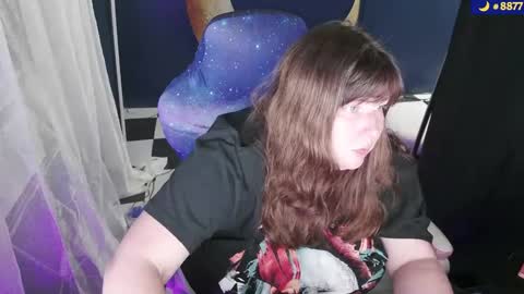Snapshot of molly_moons chatting on October 10, 12:31 am molly_moons online show from October 10, 12:31 am