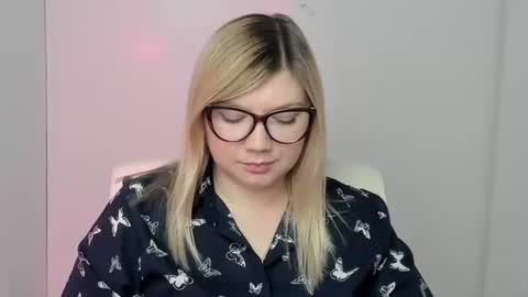 Snapshot of molly_moree chatting on October 12, 12:26 pm Molly online show from October 12, 12:26 pm