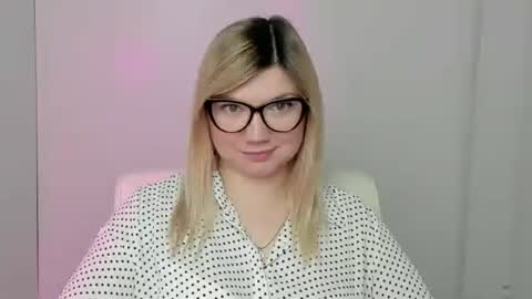 Snapshot of molly_moree chatting on October 13, 11:43 am Molly online show from October 13, 11:43 am