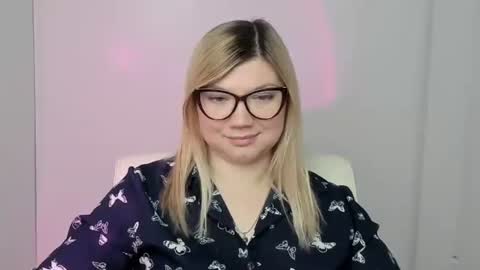 Snapshot of molly_moree chatting on October 14, 5:41 am Molly online show from October 14, 5:41 am