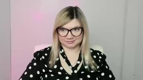 Snapshot of molly_moree chatting on October 15, 12:05 pm Molly online show from October 15, 12:05 pm