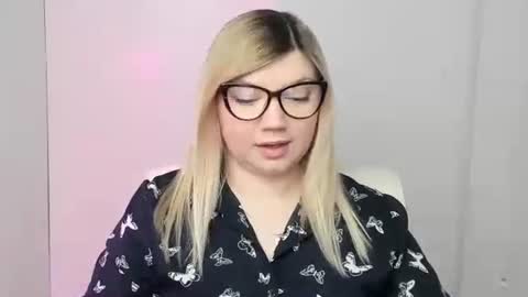 Snapshot of molly_moree chatting on October 17, 11:57 am Molly online show from October 17, 11:57 am