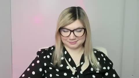 Snapshot of molly_moree chatting on October 18, 11:55 am Molly online show from October 18, 11:55 am