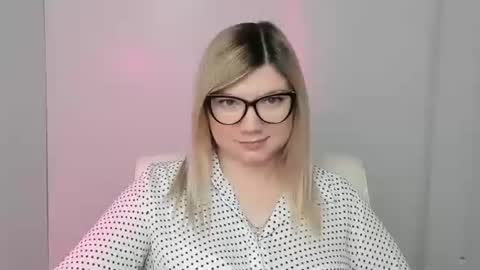 Snapshot of molly_moree chatting on October 19, 11:44 am Molly online show from October 19, 11:44 am