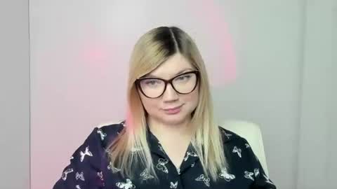 Snapshot of molly_moree chatting on October 20, 11:43 am Molly online show from October 20, 11:43 am